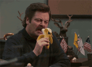 Un homme s’apprêtant à manger une banane mais se stoppe au dernier moment avec dégoût