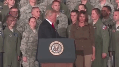 Трамп не умеет жать руку, и последнее его рукопожатие доказывает это Трамп и его рукопожатие, мелания дональд трамп новости, мелания и дональд трамп, трамп не умеет жать руку