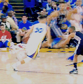 curry dunks on feet