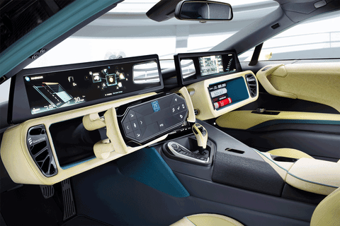 Retracting steering wheel switching to self-driving mode