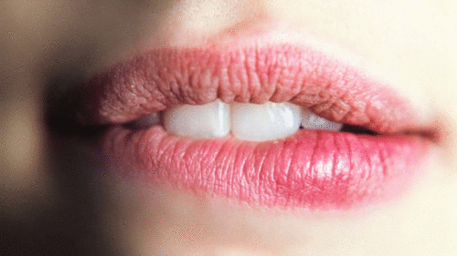 les lèvres pulpeuses et sensuelles d'une femme