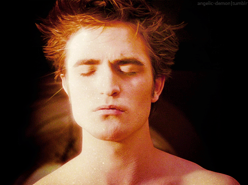 Edward Cullen, au soleil, sa peau luisant de mille feux.