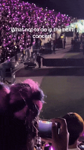 Поклонники окружили участников ENHYPEN, когда те вышли в зал во время концерта