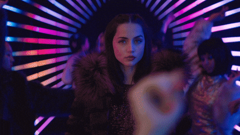 Ana de Armas caminando de manera desafiante antes de desplegar todas sus habilidades letales en una de las escenas de la película Ballerina.- Blog Hola Telcel