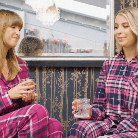 2 dames enfilant un pyjama en flanelle