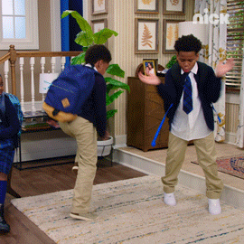 dois garotos de uma série da Nickelodeon uniformizados para ir à escola, com mochilas nas costas, dançando animados