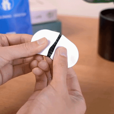 Mann som tar på soveteipen og sover bedre og snorker mindre