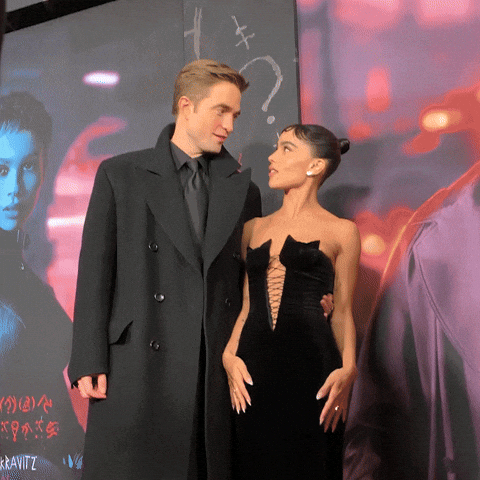 Robert y Zoe en la premier de Batman sonriendo como si estuvieran frente a nosotros gracias a los celulares con cámaras de última generación de las personas que se dieron cuenta que era hora de cambiar tu smartphone.- Blog Hola Telcel 