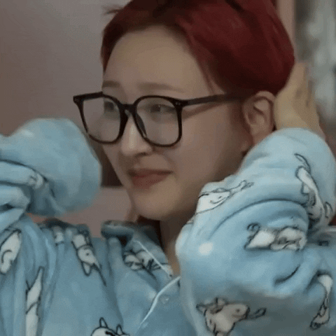 un mannequin de k-pop portant une combinaison de pyjama confortable
