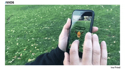 Виртуальных AR-покемонов нельзя поймать прямо руками — только через экран гаджета
