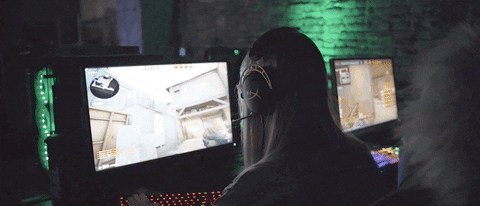 garota jogando Counter-Strike: Global Offensive, jogo disponível na Steam