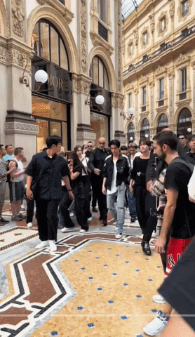 Видео с участниками ENHYPEN на улицах Милана стало вирусным