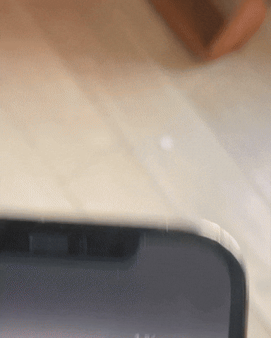 Hombre dándose cuenta de que es hora de comprar un nuevo celular porque la batería del que tiene actualmente ya no resiste todo lo que hace y lo hace correr para buscar un enchufe.- Blog Hola Telcel 