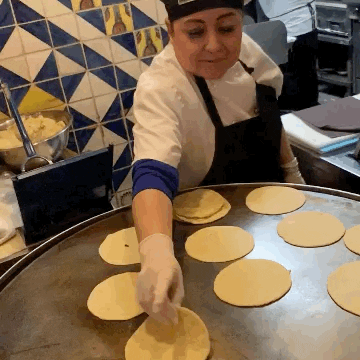 señora volteando tortillas