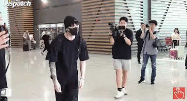 Чонгук из BTS привлек внимание нетизенов поведением в аэропорту