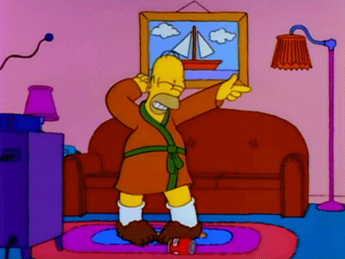 GIF animé - Homer Simpson dansant en robe de chambre