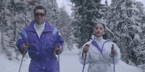 Jimmy Fallon y Ariana Grande esquiando