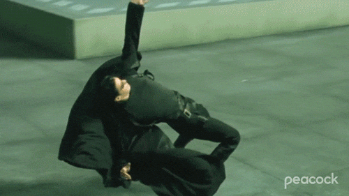 Keanu Reeves como Neo esquivando balas en escena de 'Matrix', película de las directoras Lana Wachowski y Lilly Wachowski