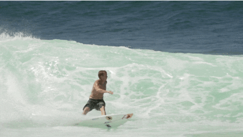 chico surfeando