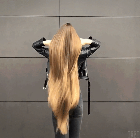 mujer con cabello largo 