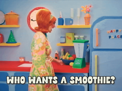 mujer preparando smoothie