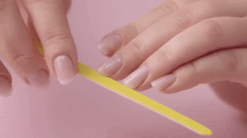 limando uñas