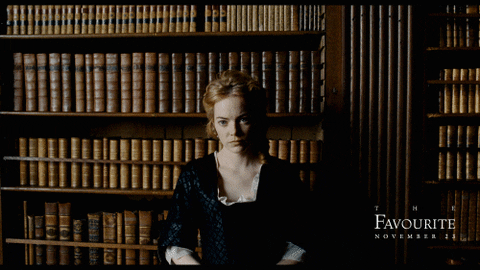 Emma Stone en The Favourite sentada enojada en la Biblioteca.- Blog Hola Telcel