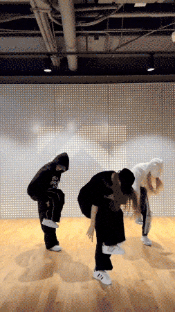 Рука, Рами (Харам) и Чикита из BABYMONSTER демонстрируют свои танцевальные навыки в танцевальном челлендже "Smoke"