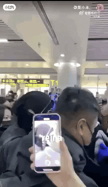 The8 из SEVENTEEN оказался в опасной ситуации из-за толпы в китайском аэропорту