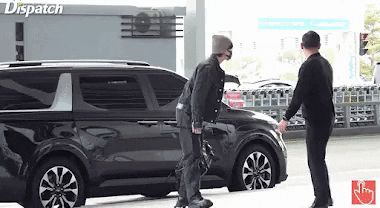 ARMY шутят, что охранники Чонгука из BTS должно быть «устали» от его очаровательного поведения в аэропорту