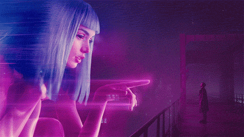 Ryan Gosling frente a un holograma gigante en la película Blade Runner 2049.- Blog Hola Telcel