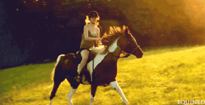 Mujer montando a caballo.