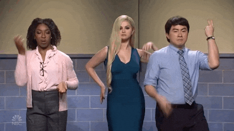 Selena Gómez bailando de felicidad gracias a que su nuevo celular para influencers tiene espacio para todo.- Blog Hola Telcel 