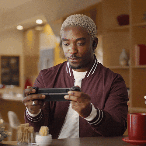 hombre disfrutando de videojuegos en la nube gracias a la conexión 5G de Telcel.- Blog Hola Telcel 