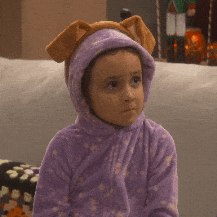Gif d'un enfant avec combinaison pyjama
