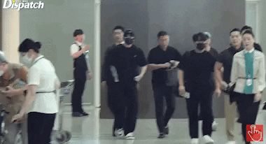 Чонгук из BTS привлек внимание нетизенов поведением в аэропорту
