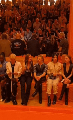 Феликс из Stray Kids и Хеин из NewJeans сияли в первом ряду на показе Louis Vuitton, но внимание нетизенов привлекло нечто другое