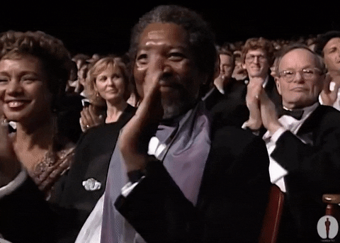 Morgan Freeman contento revisando a los influencers ganadores de los premios TikTok Awards 2024.