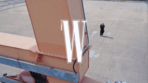 Бан Чан из Stray Kids появился на цифровой обложке W Korea в образах Fendi 13 Бан Чан из Stray Kids появился на цифровой обложке W Korea в образах Fendi