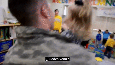 La profesora le dice a esta niña que mire la puerta de la 
