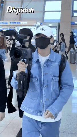 Фанатов разозлило отношение охранника аэропорта к Чонгуку из BTS