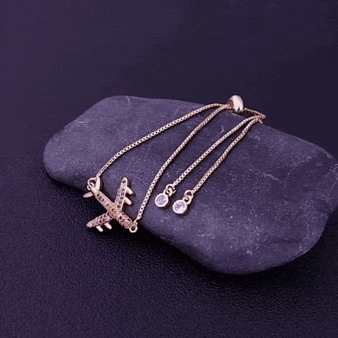 Pulseira Romântica, pulseira delicada, pulseira divertida, pulseira feminina, bracelete feminino, bracelete, estilo romântico, feminilidade, pulseira diferente, pulseira de avião, wanderlust, viagem, viajar pelo mundo, beleza, significado, qualidade, semijoia, acessório moderno, acessório, peça, acessório fashion, fashion, resistência, antialérgico