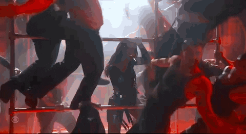 Dua Lipa cantando 'Training Season', canción de su nuevo álbum 'Radical Optimism' en los premios Grammy.- Blog Hola Telcel.