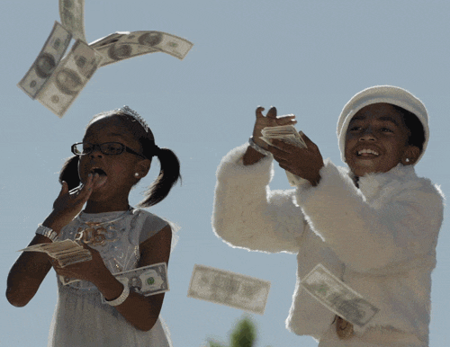 niños lanzando dinero al aire