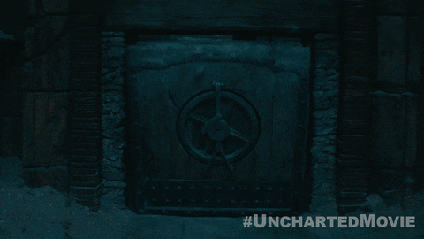 Escena de la película 'Uncharted: Fuera del Mapa' donde dos personajes tumban una puerta secreta.- Blog Hola Telcel