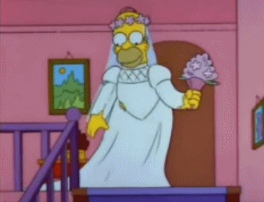 Avant de célébrer leur union, il essaie la robe de mariée