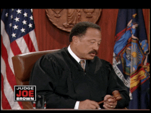 Juiz Joe Brown batendo o martelo do tribunal