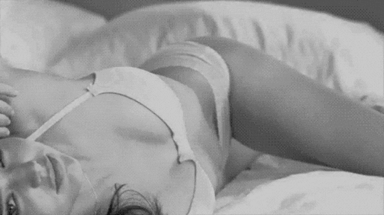Женщина приятно дрочит киску на постели