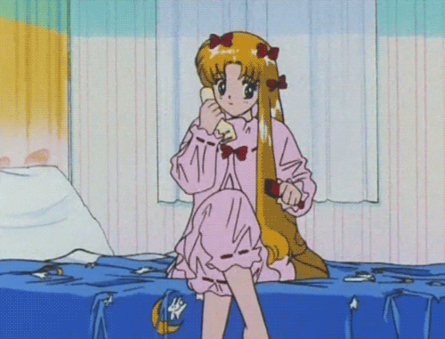 a GIF of Serena from Sailor combing and detangling her hair