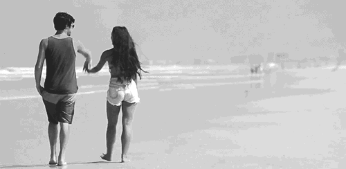 pareja bailando en la playa